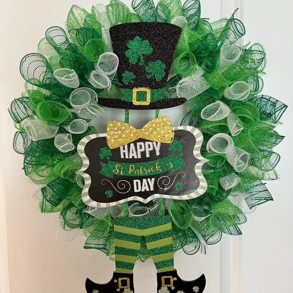 St. Patrick’s Day Green & White Decorative Mesh Wreath with glittery decor piece - Picture 8 of 10